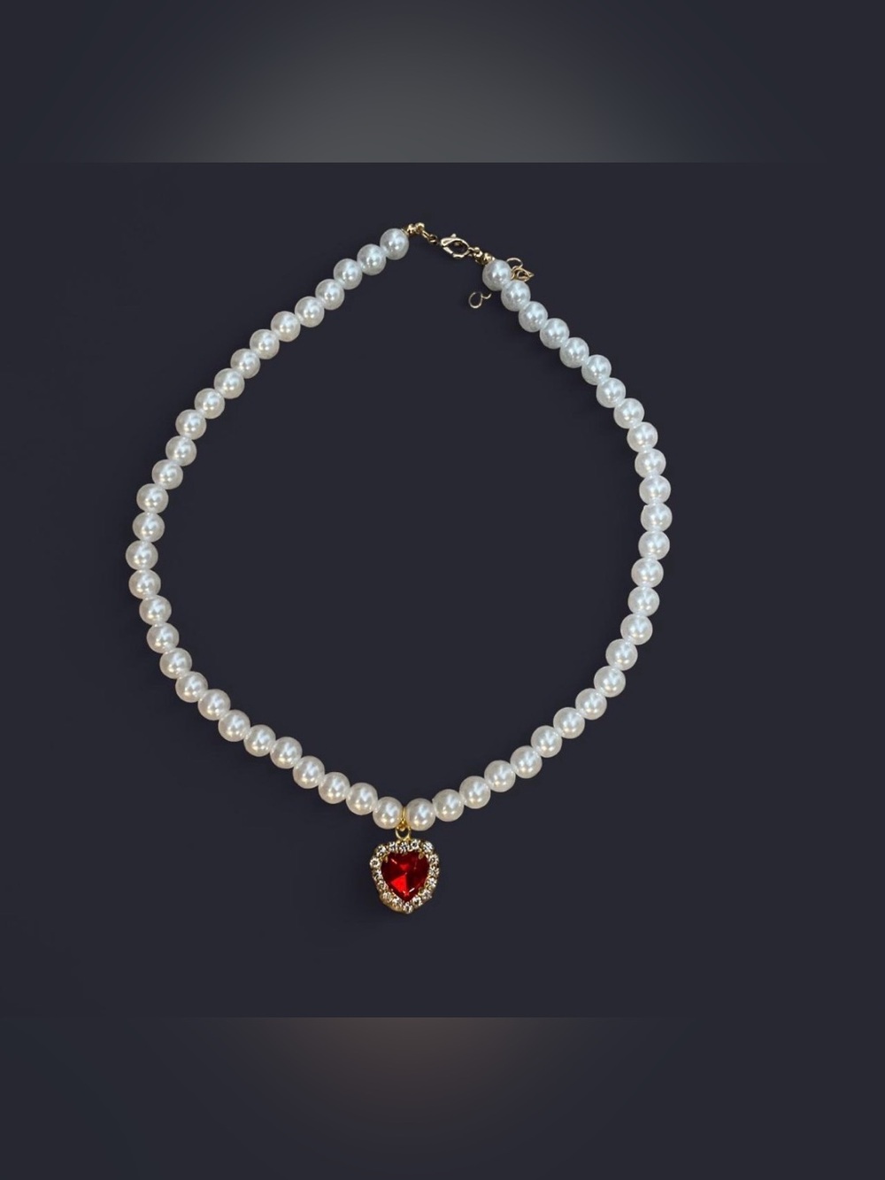 Aesthetic pearl choker with red heart diamond